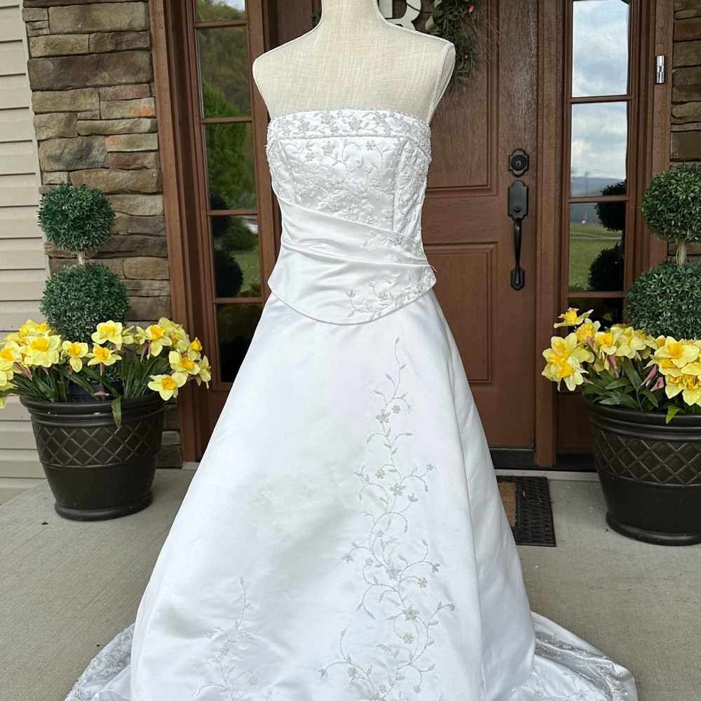 Demetrios Wedding Dress 98249 Size 10 Floral Embroidery, Pre-Owned